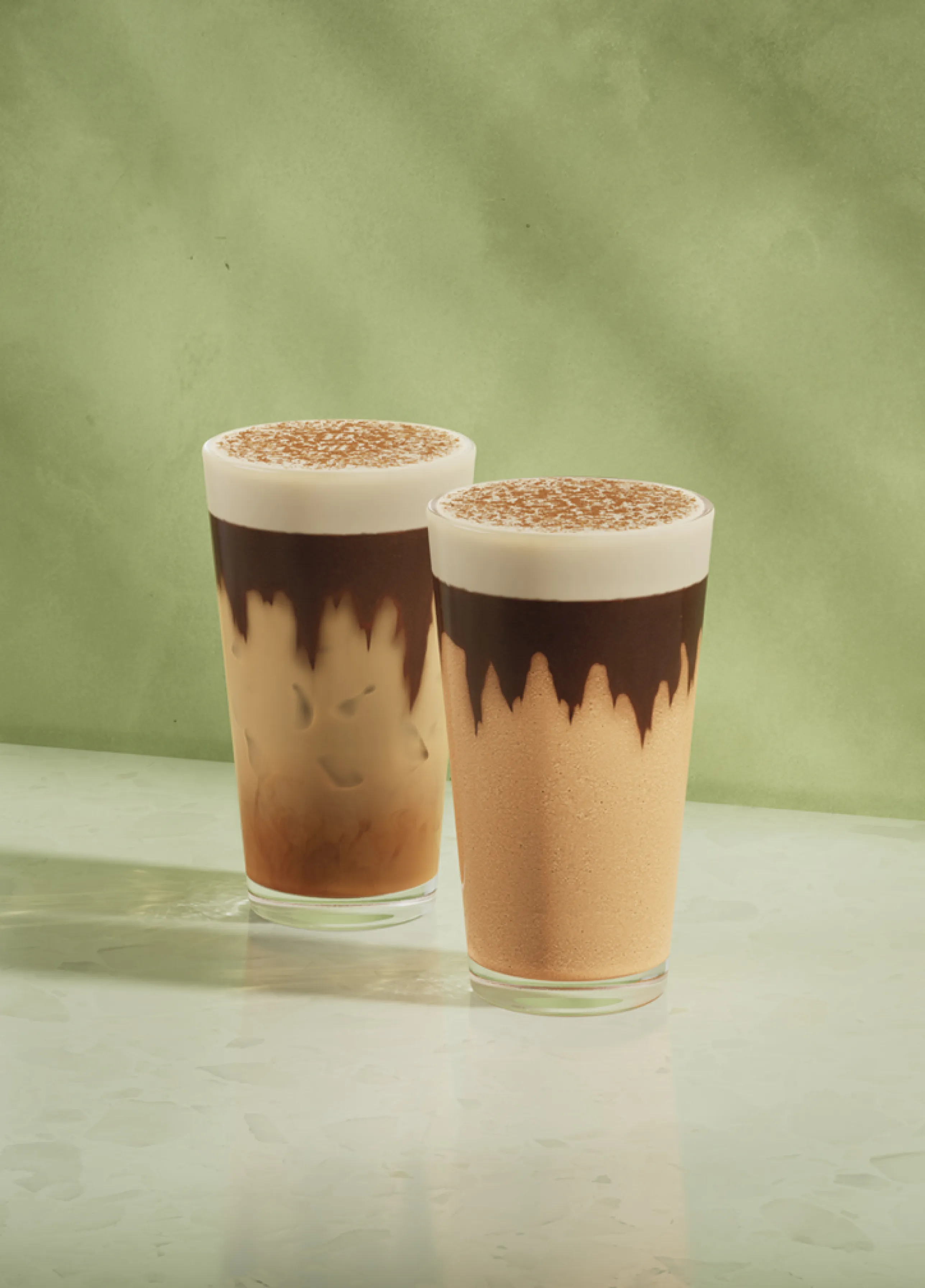 Se presentan dos bebidas. Tiramisú Cream Cold Foam y Tiramisú Frapuccino