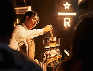 Barista preparando una cata de cafe en Reserve