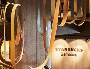 Detalle de la tienda con logo de Bernabéu con la obra de arte de madera