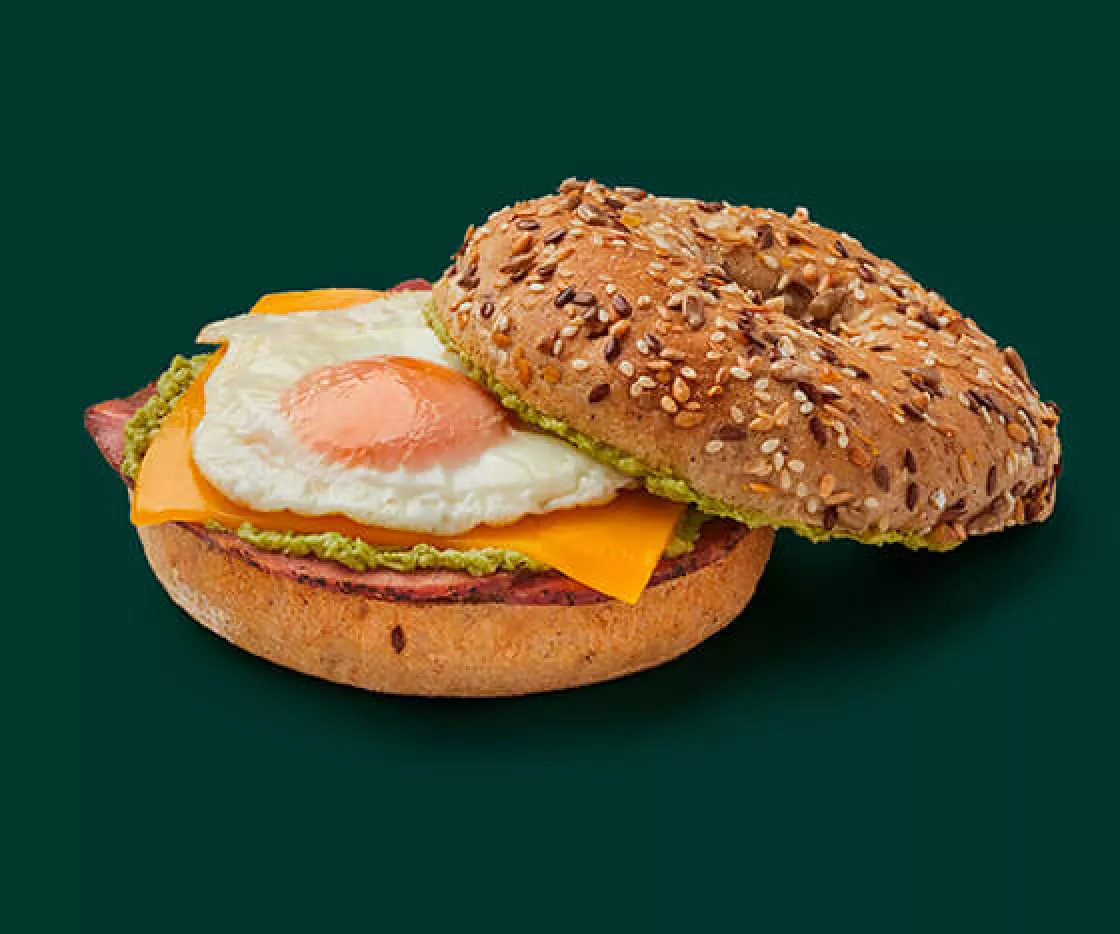 Bagel pastrami aguacate huevo