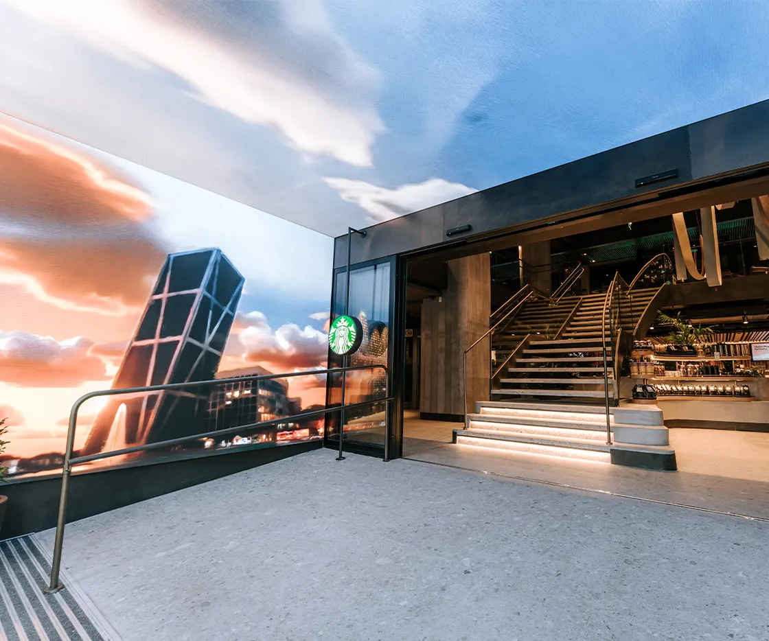 Imagen de la entrada de la tienda donde se ve un tunel que es una pantalla donde salen imágenes de Madrid