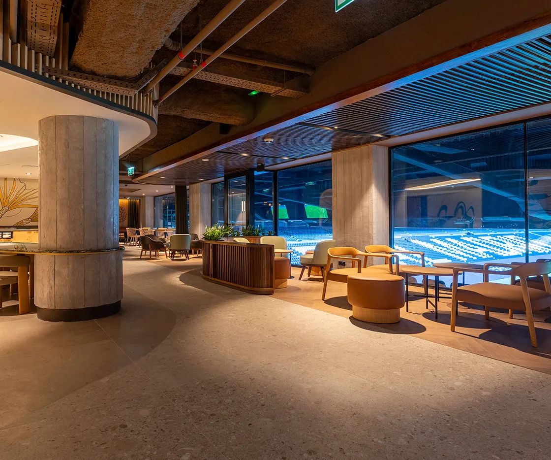 Imagen del las sillas y mesas de la segunda planta, se ve la cristalera que da directamente al campo del real madrid