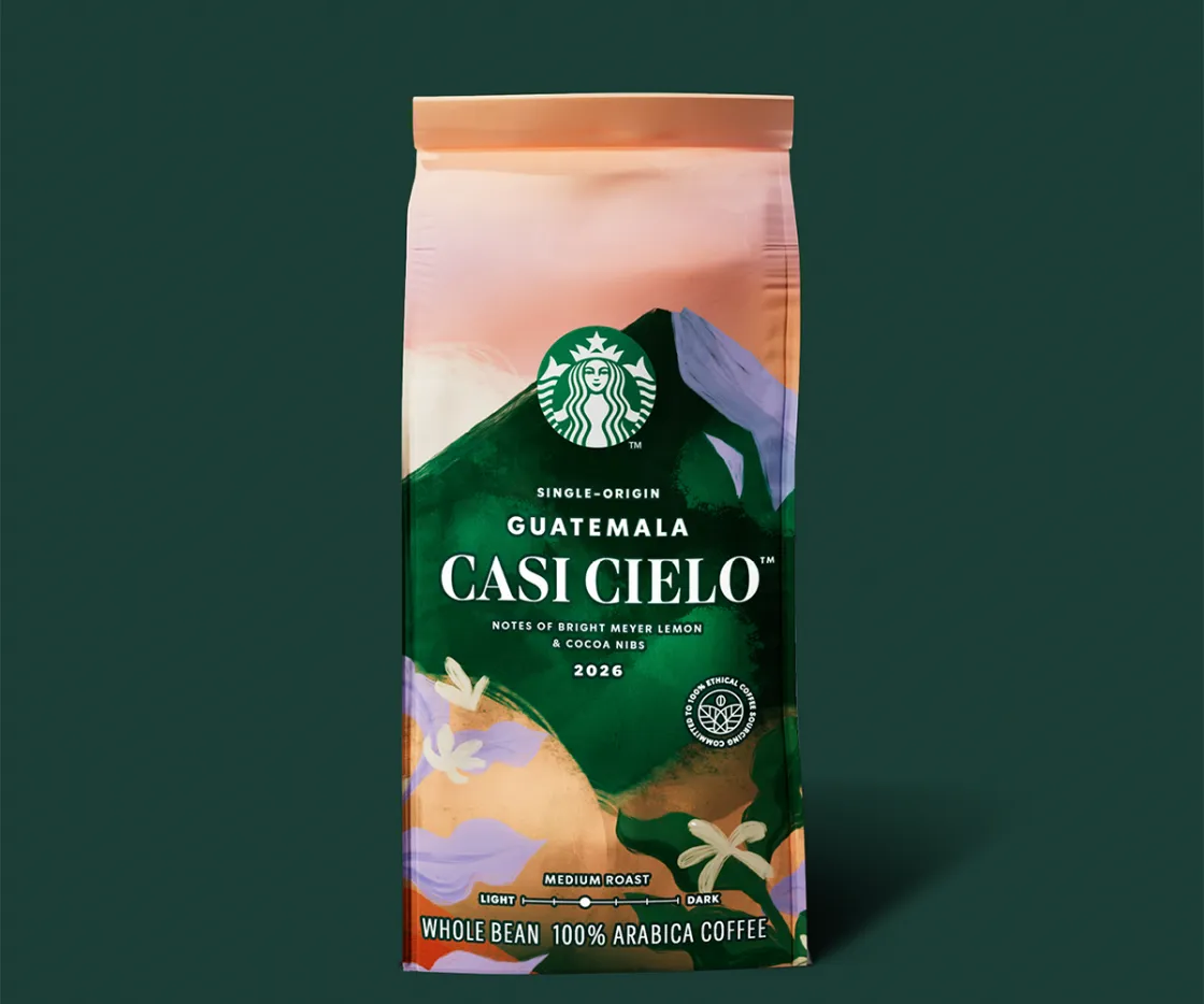 Un paquete de café de temporada Guatemala Casi Cielo sobre fondo verde