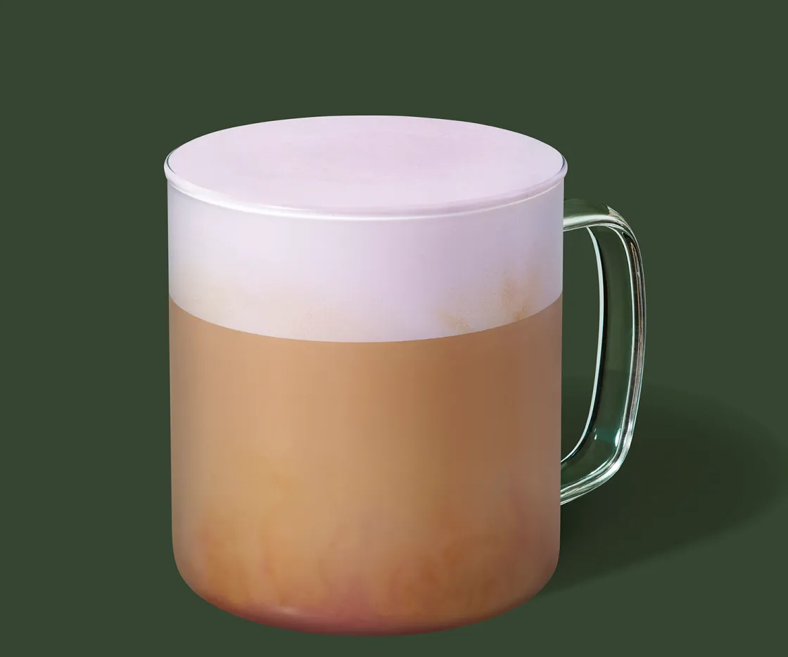 Ube Vanilla Velvet Latte sobre fondo verde