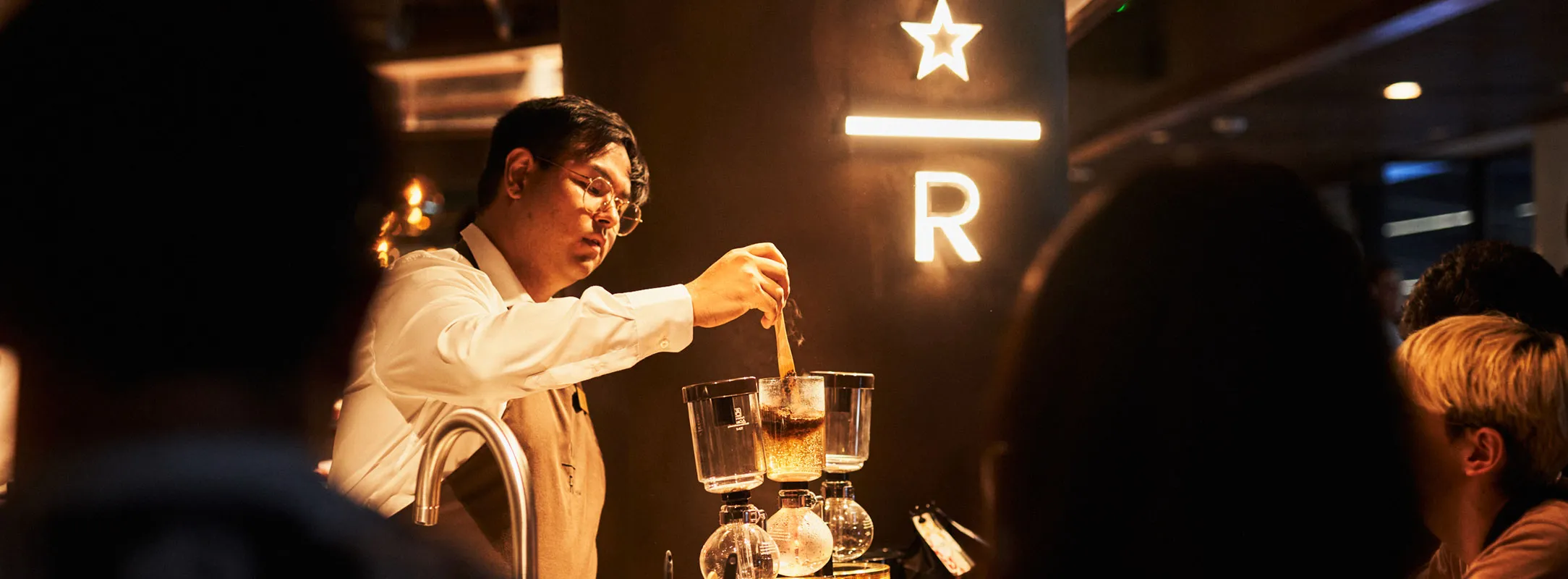 Imagen de un barista preparando una cata de café