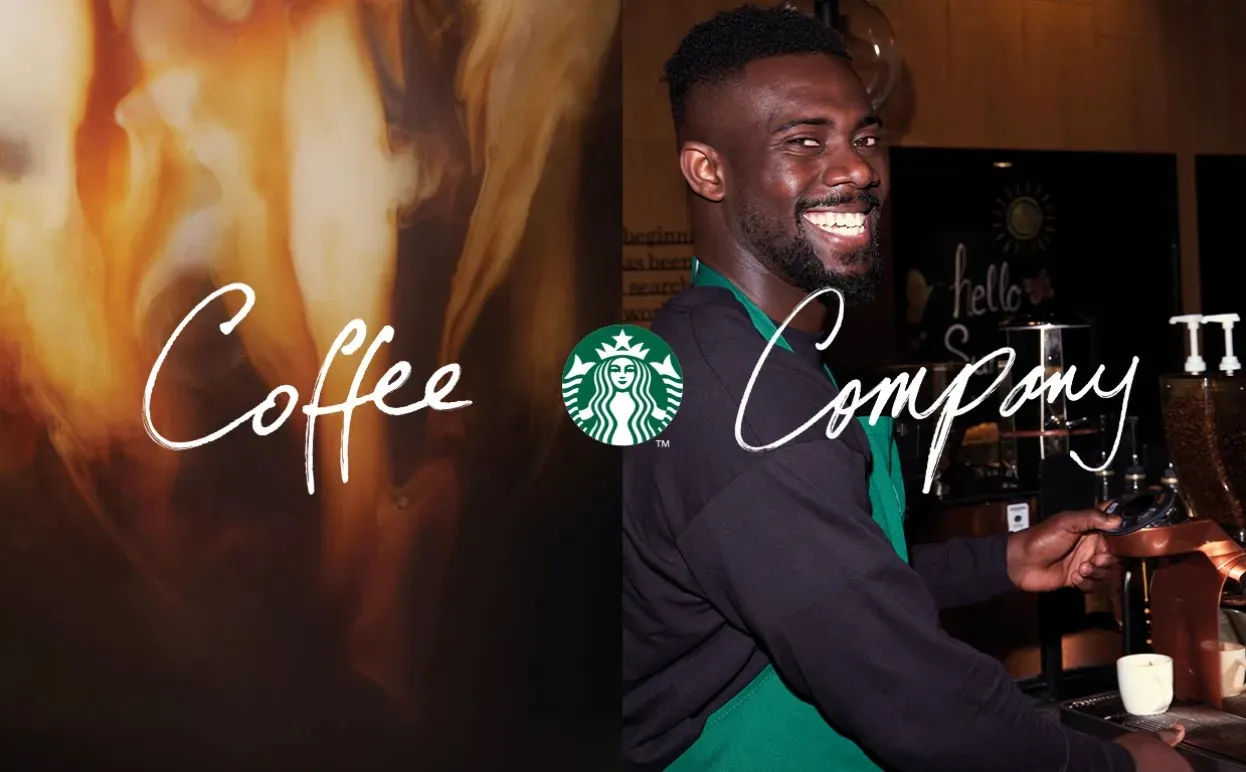 Imagen partida de un barista de Starbucks con delantal verde y de una imagen macro de café con leche. Encima pone "Coffee Company" y el logo de Starbucks