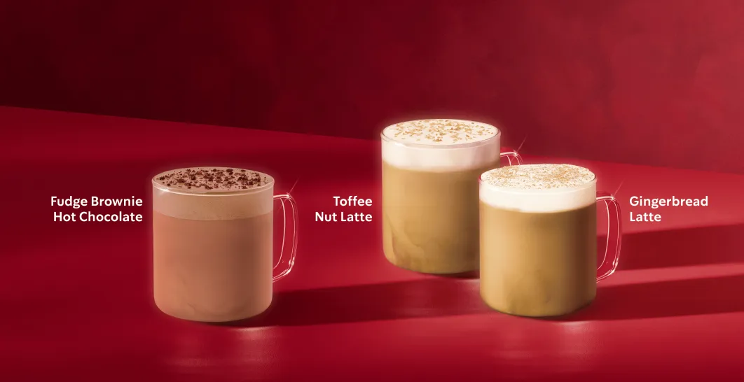 Tres cafés calientes en tasas de vidrio sobre una mesa roja y con fondo rojo