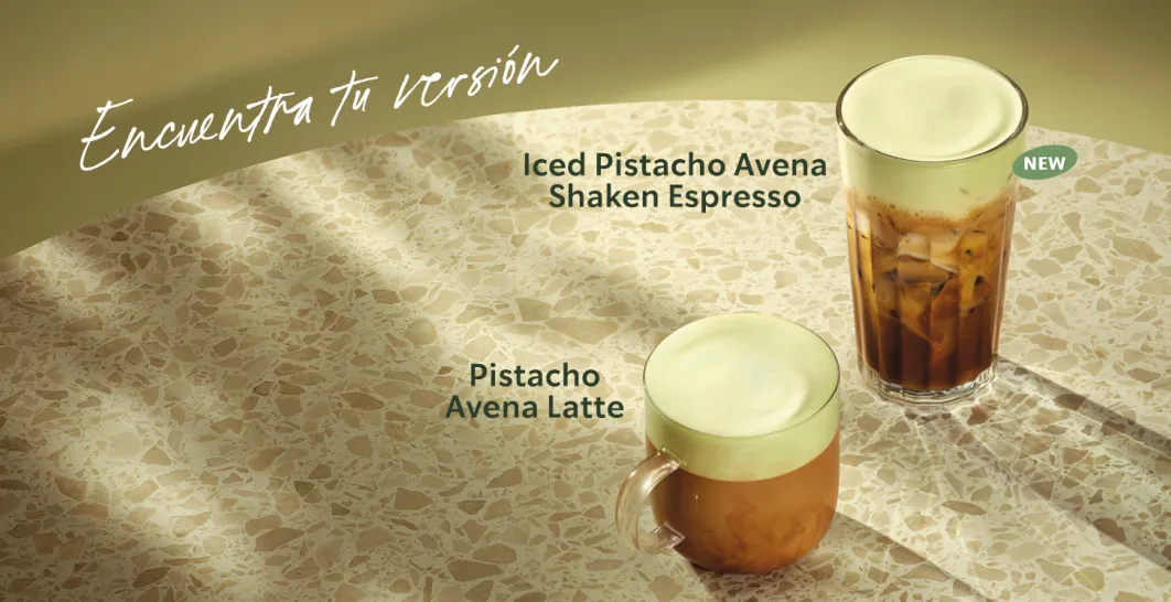 Dos cafés, uno caliente en taza de vidrio y uno frio en vaso de vidrio sobre una mesa y con fondo verde