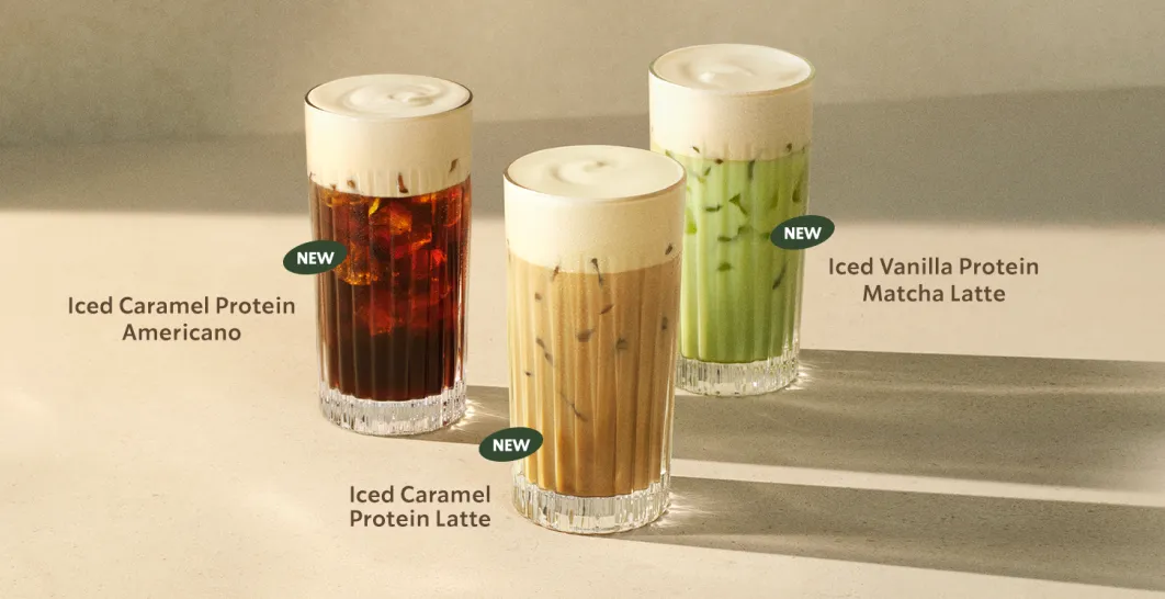 Imagen de tres bebidas en vaso de cristal. Una es café americano, otra latte y otra té matcha. En todas pone "nuevo"