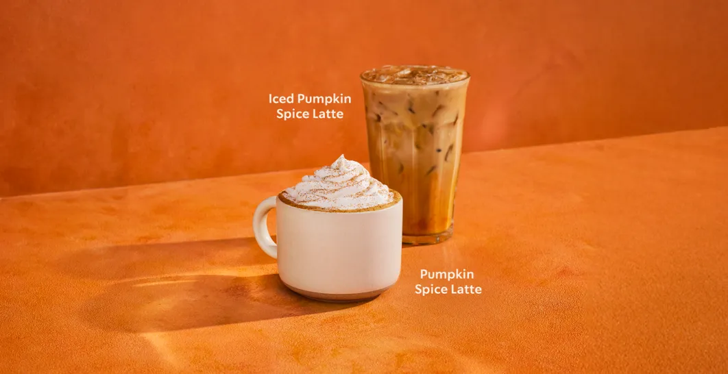 Dos pumpkin spice latte, uno caliente y otro frío